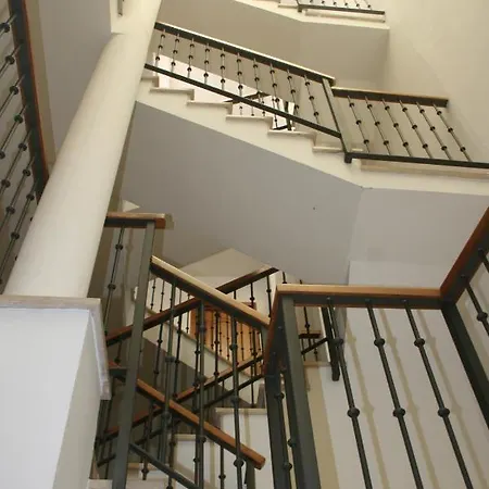 Top Center Apartment *
