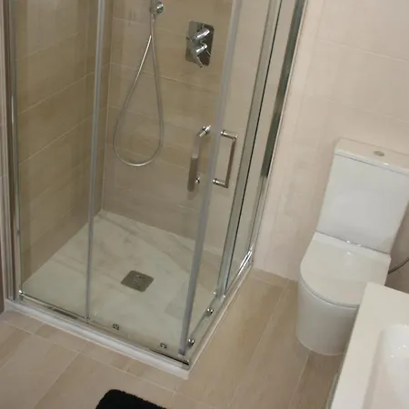 Top Center Apartment *