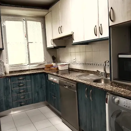 Top Center Apartment *